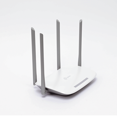 Router Inalámbrico ISP   Doble Banda AC1200   4 Antenas Externas   3 Puertos LAN 10 100 1000 Mbps   1 Puerto WAN 10 100 1000 Mbps   Compatible con AgiNet Config - AgiNet ACS (herramienta gestión)